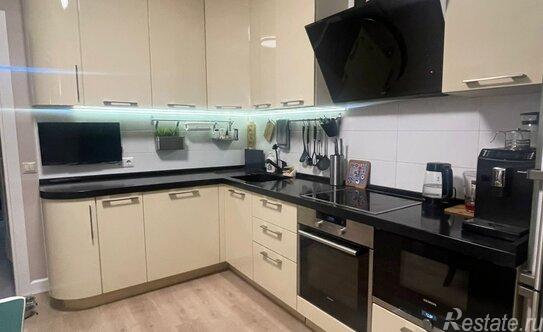 Продажа 3-комн квартиры на вторичном рынке Саратовская улица,  д. 22