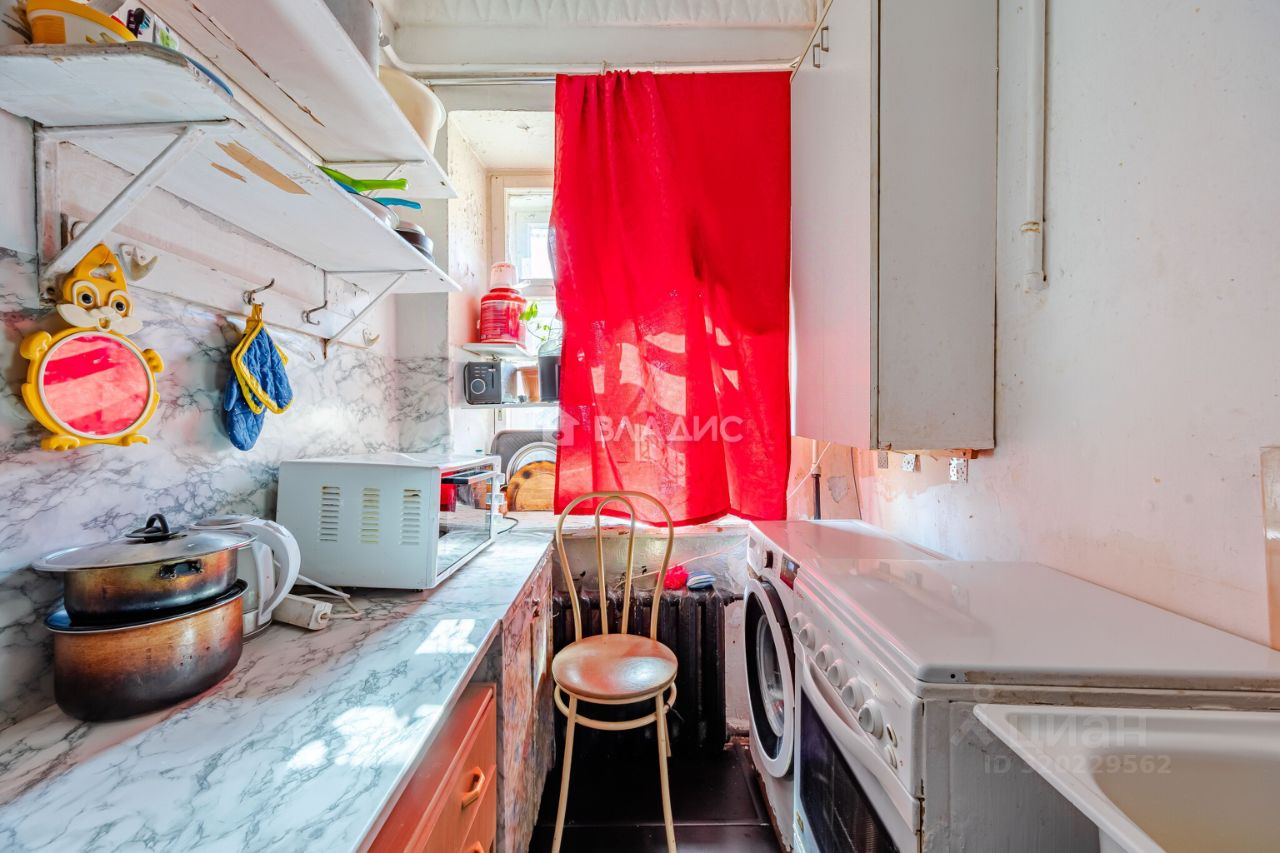 Продажа 3-комн квартиры на вторичном рынке 13-я Васильевского острова линия, 58-60