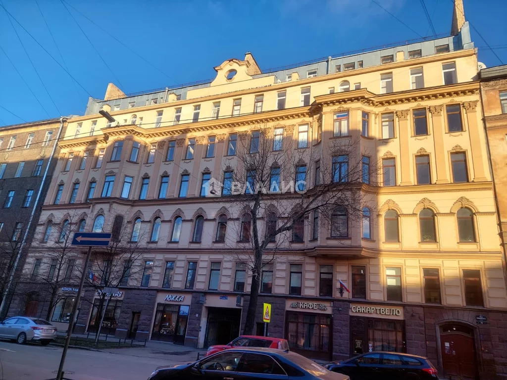 Продажа 4-комн квартиры на вторичном рынке 12-я линия Васильевского острова,  д. 13