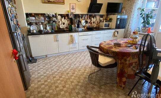 Продажа 2-комн квартиры на вторичном рынке Юнтоловский проспект,  д. 49 к1