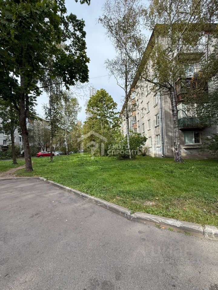 Продажа 2-комн квартиры на вторичном рынке Петергоф, Разводная улица, 39