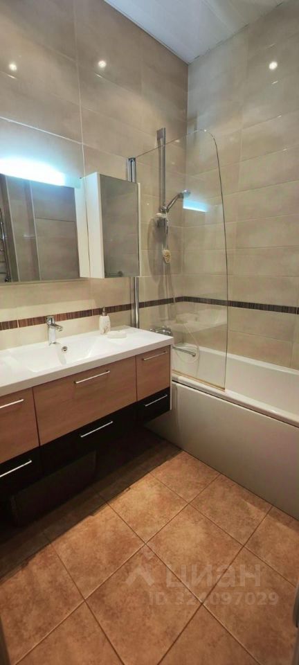 Продажа 3-комн квартиры на вторичном рынке улица Шухова, 18