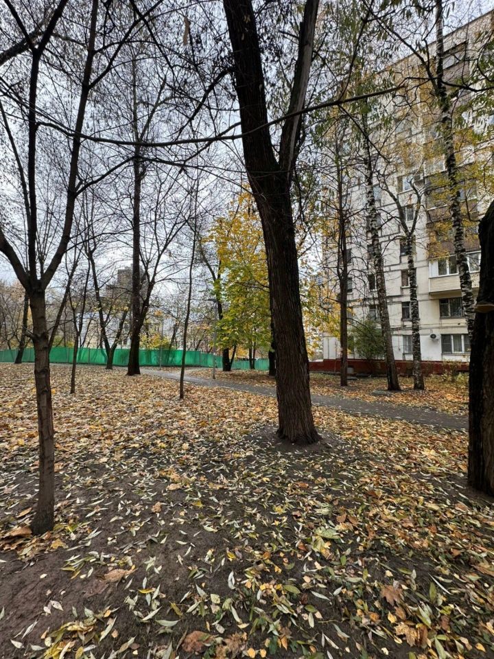 Продажа 2-комн квартиры на вторичном рынке Смольная улица, 47