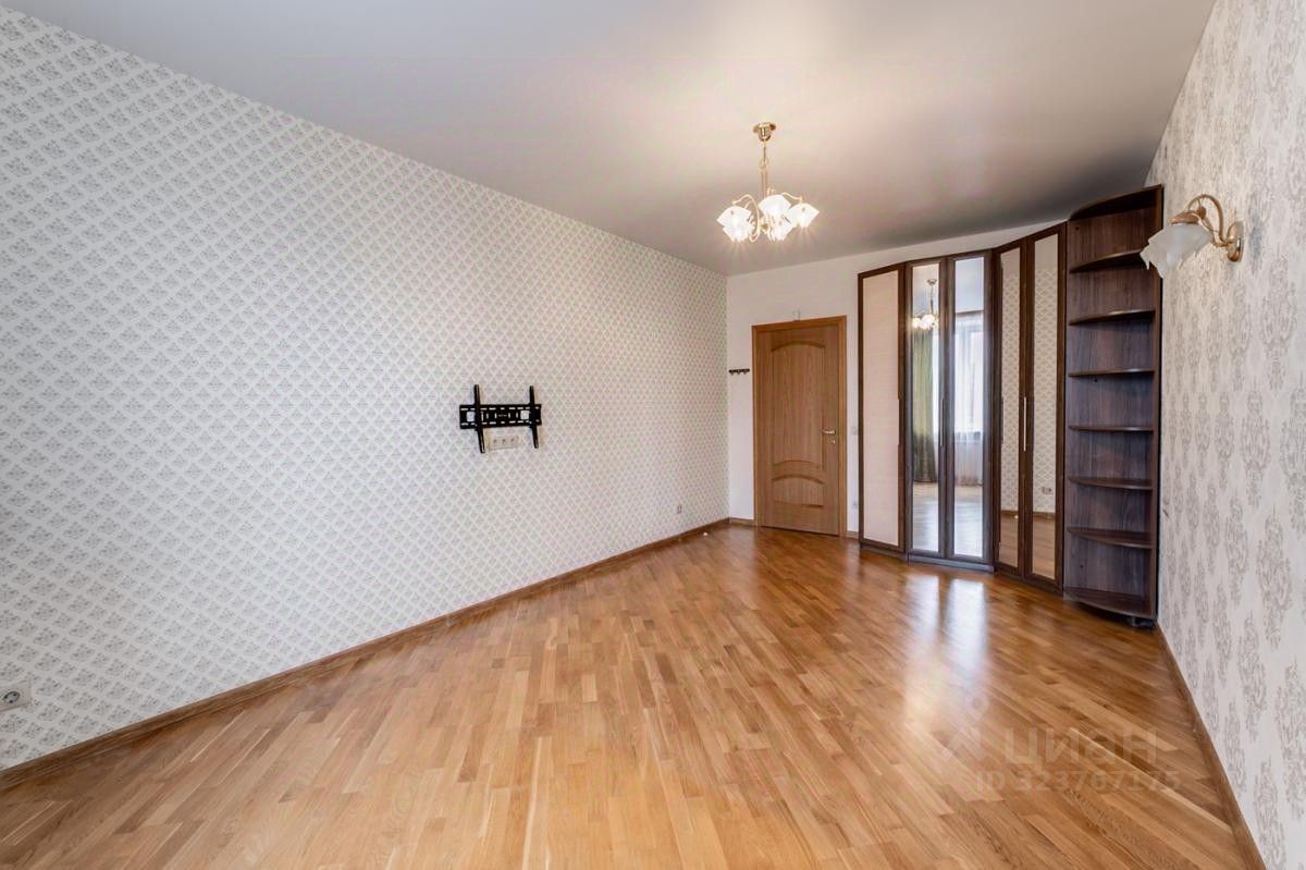 Продажа 4-комн квартиры на вторичном рынке улица Гастелло, 39