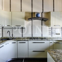 Продажа 4-комн квартиры на вторичном рынке ул Гашека,  д. 2,  к. 1