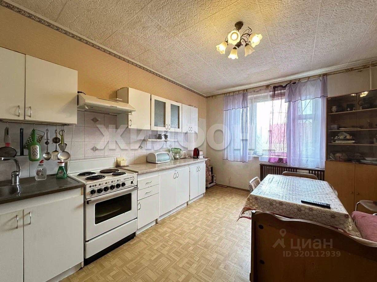 Продажа 3-комн квартиры на вторичном рынке Дунайский проспект, 24