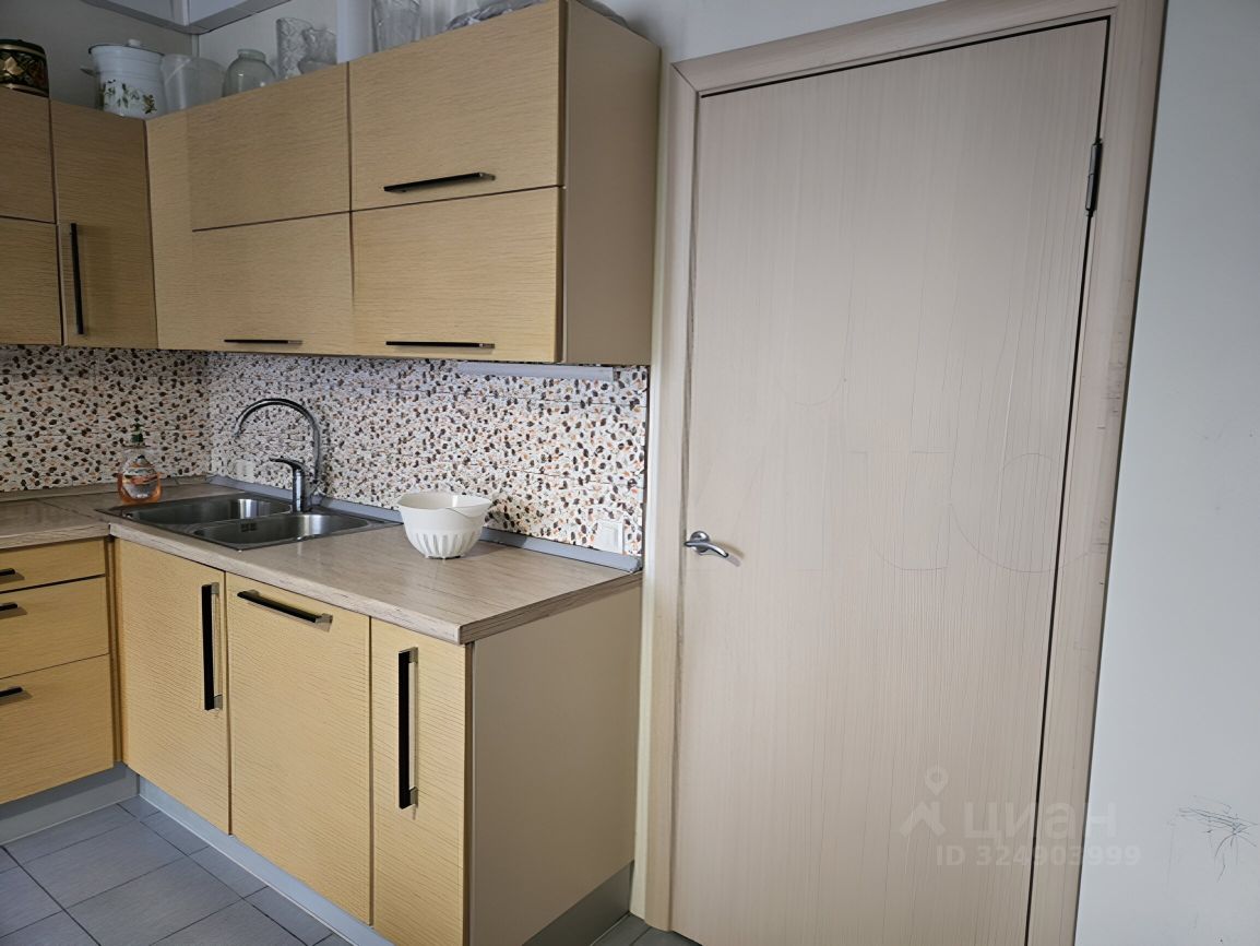 Продажа 3-комн квартиры на вторичном рынке улица Оптиков, 52к1