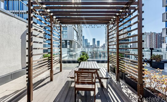 Продажа 4-комн квартиры на вторичном рынке улица Янковского,  д. 1 к2