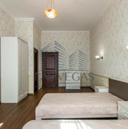 Аренда 4-комн квартиры на вторичном рынке Греческий пр-кт,  д. 12