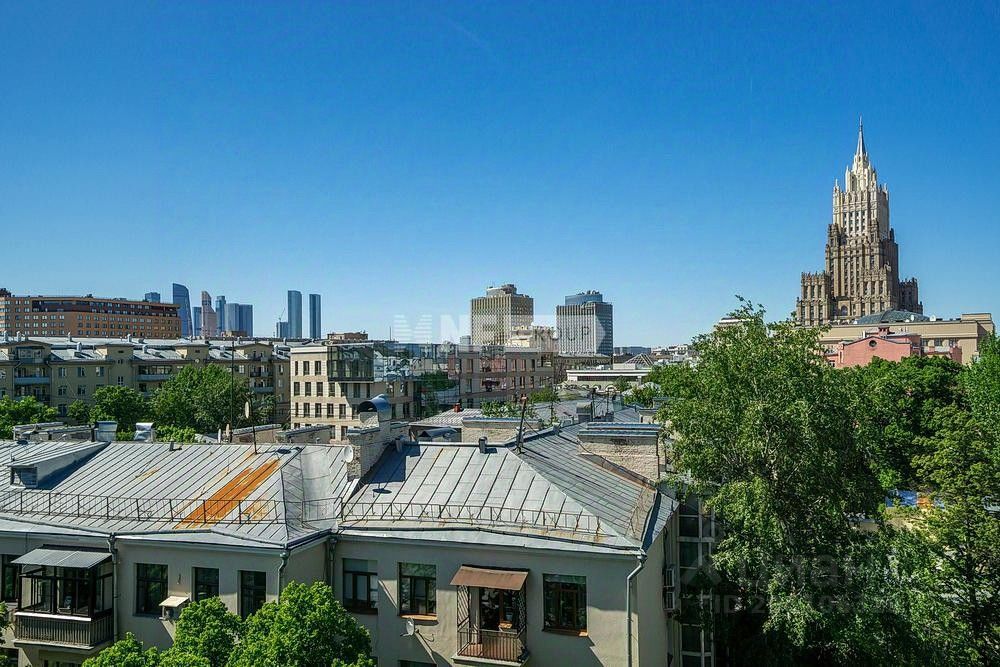 Продажа 4-комн квартиры на вторичном рынке Большой Левшинский переулок, 11