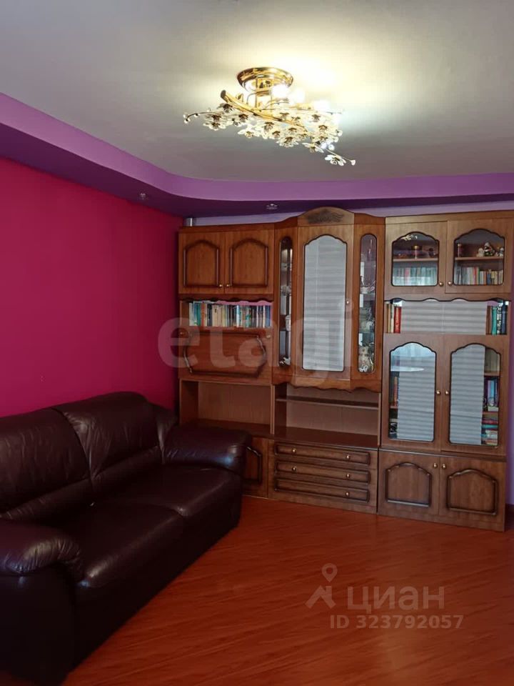 Продажа 3-комн квартиры на вторичном рынке Кириши, проспект Героев, 24