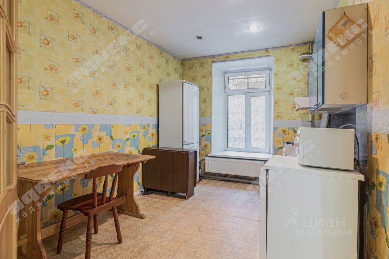 Продажа 2-комн квартиры на вторичном рынке 11-я Васильевского острова линия, 20