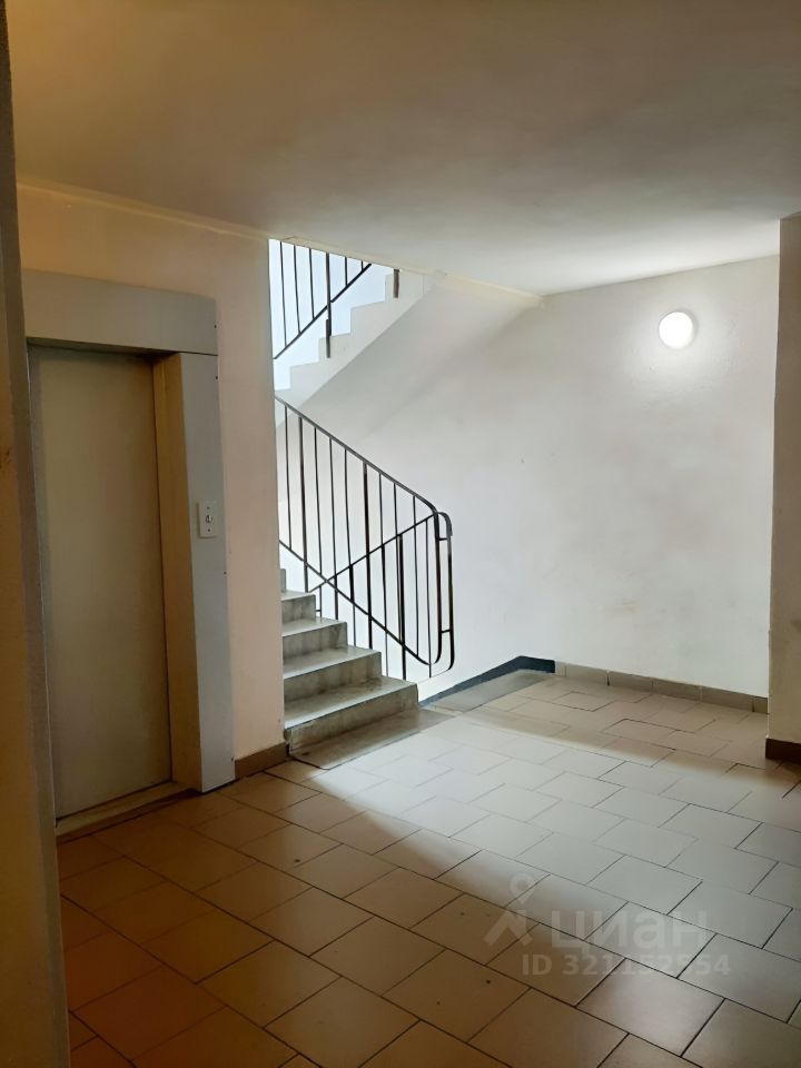 Продажа 2-комн квартиры на вторичном рынке Имени Свердлова пгт, проезд Западный, 11Ак2