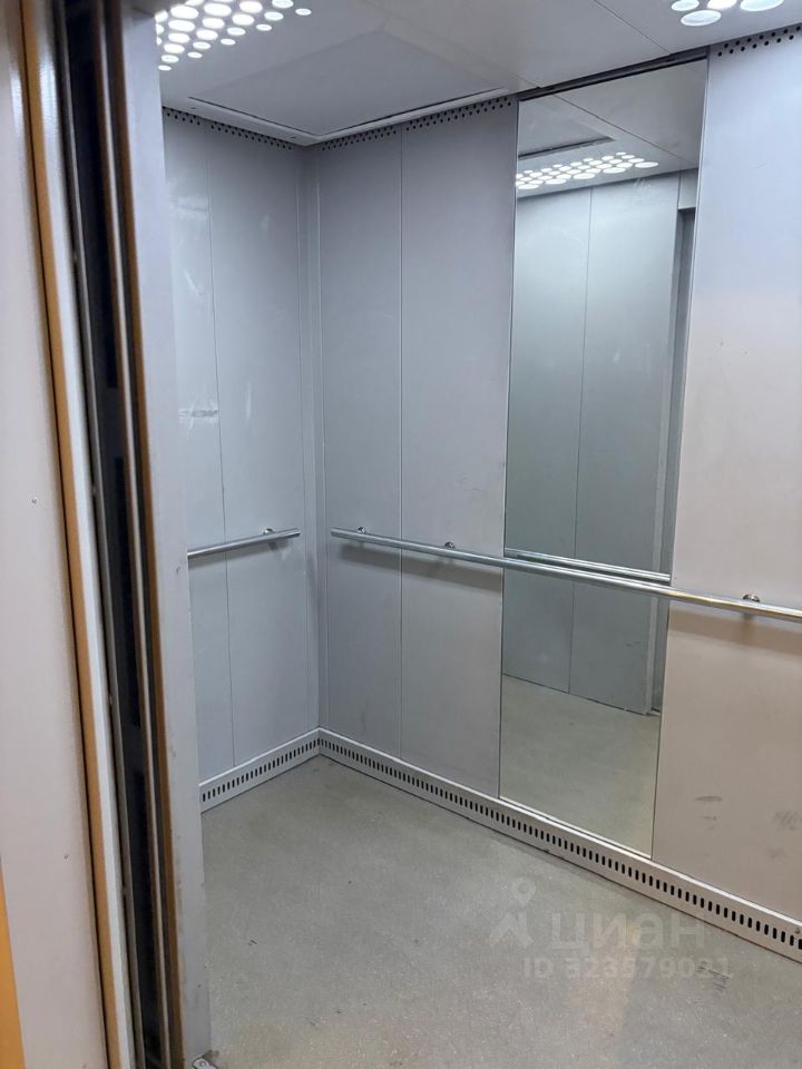 Продажа 3-комн квартиры на вторичном рынке улица Маршала Захарова, 56