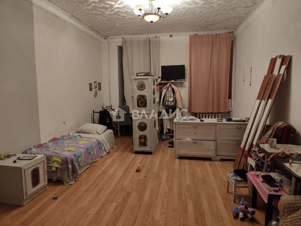 Продажа 4-комн квартиры на вторичном рынке Свечной пер.,  д. 27