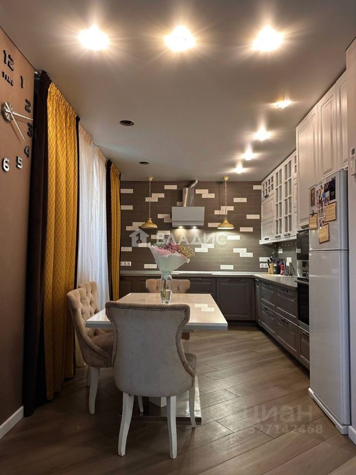 Продажа 3-комн квартиры на вторичном рынке ВНИИССОК пгт, улица Бородинская,  д. 3