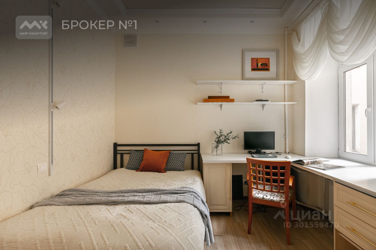 Продажа 4-комн квартиры на вторичном рынке Суворовский проспект, 38Б