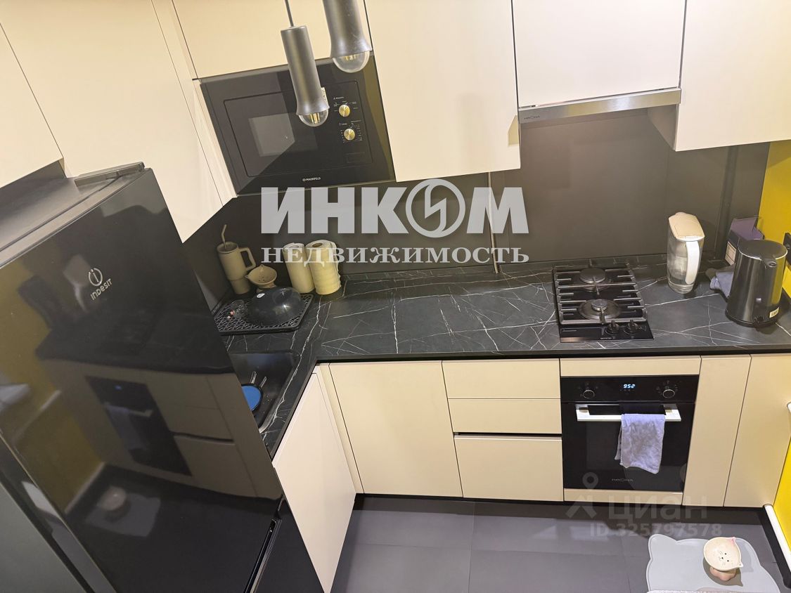 Продажа 2-комн квартиры на вторичном рынке улица Хамовнический Вал, 10