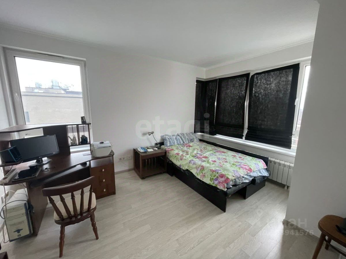 Продажа 3-комн квартиры на вторичном рынке улица Черное Озеро, 4