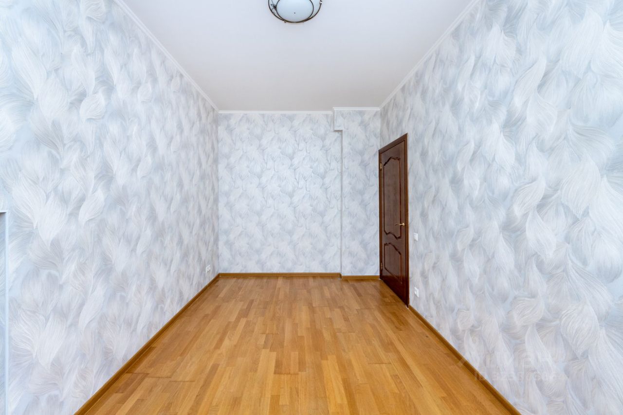 Продажа 3-комн квартиры на вторичном рынке Октябрьская улица, 4