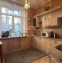 Продажа 4-комн квартиры на вторичном рынке улица Полярников,  д. 7