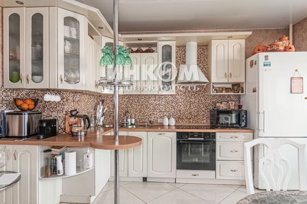 Продажа 3-комн квартиры на вторичном рынке улица Верхние Поля, 16К1