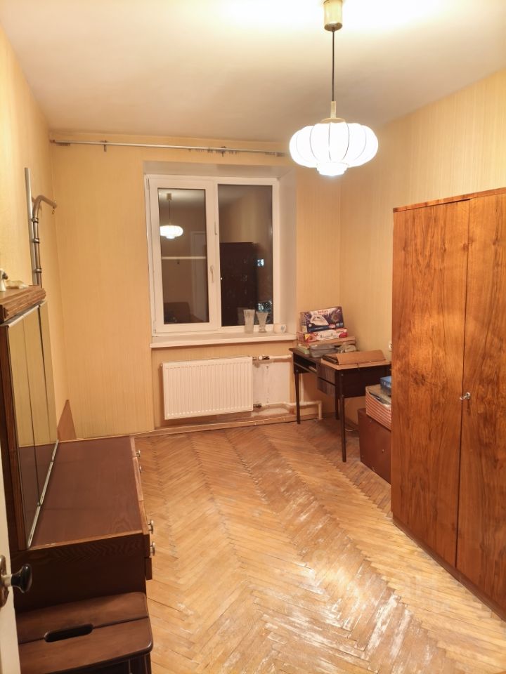 Продажа 3-комн квартиры на вторичном рынке Ломоносов, Александровская улица, 36а