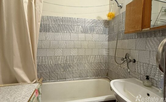 Продажа 1-комн квартиры на вторичном рынке Большевиков пр-кт,  д. 8,  к. 1