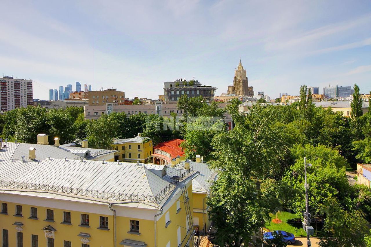 Продажа 3-комн квартиры на вторичном рынке улица Пречистенка, 25