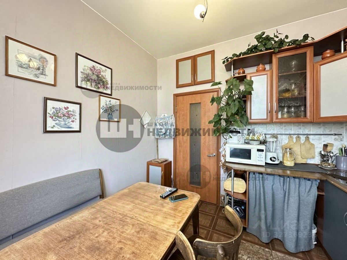 Продажа 3-комн квартиры на вторичном рынке Среднеохтинский проспект, 40