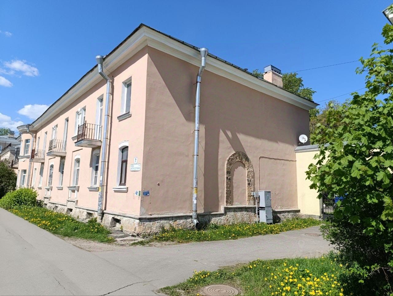 Продажа 2-комн квартиры на вторичном рынке пос. Металлострой, Железнодорожная улица, 7