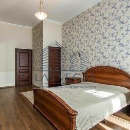 Аренда 4-комн квартиры на вторичном рынке Греческий пр-кт,  д. 12