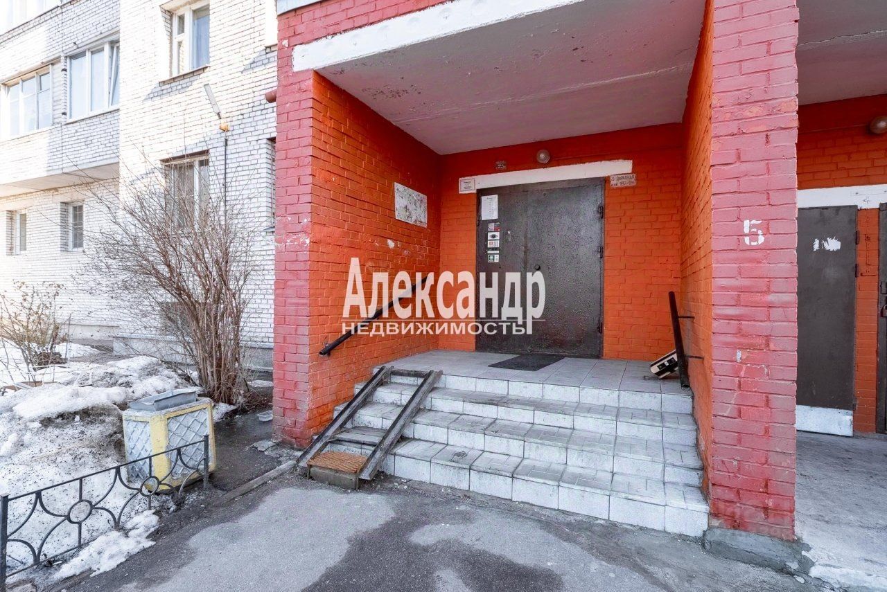 Продажа 1-комн квартиры на вторичном рынке Северный проспект, 93