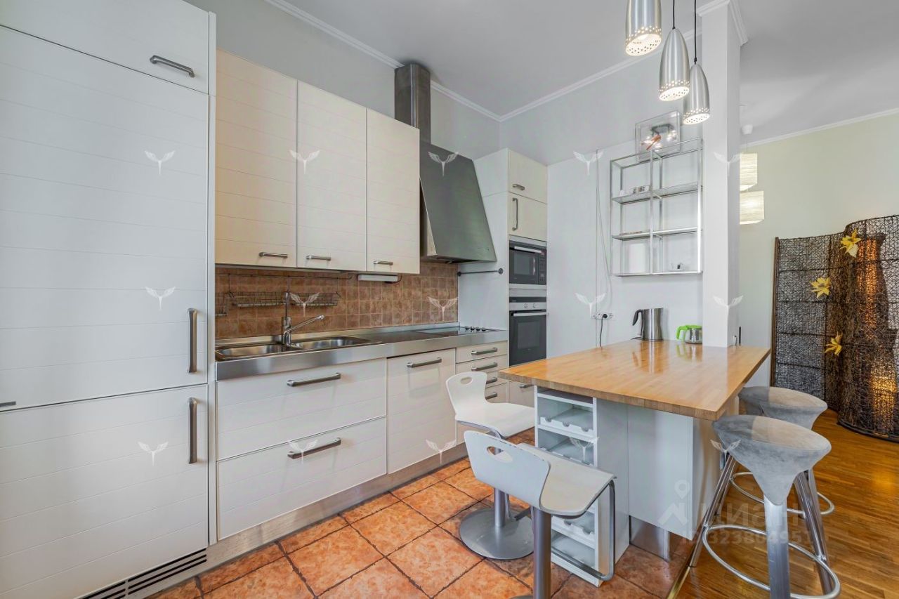 Продажа 3-комн квартиры на вторичном рынке улица Петровка, 28