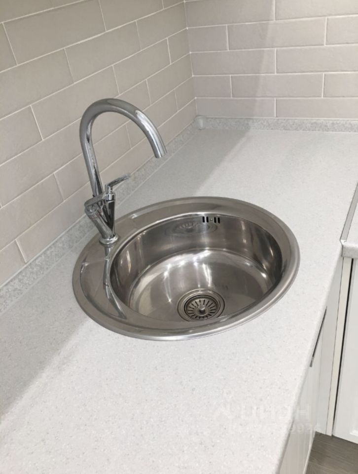 Продажа 1-комн квартиры на вторичном рынке д. Красный Поселок, улица Конюхова, 4