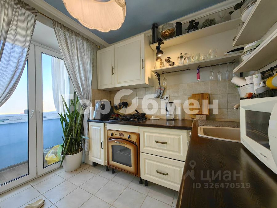 Продажа 4-комн квартиры на вторичном рынке Химки, улица Строителей,  д. 5