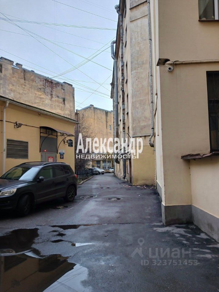 Продажа 3-комн квартиры на вторичном рынке переулок Бринько, 4