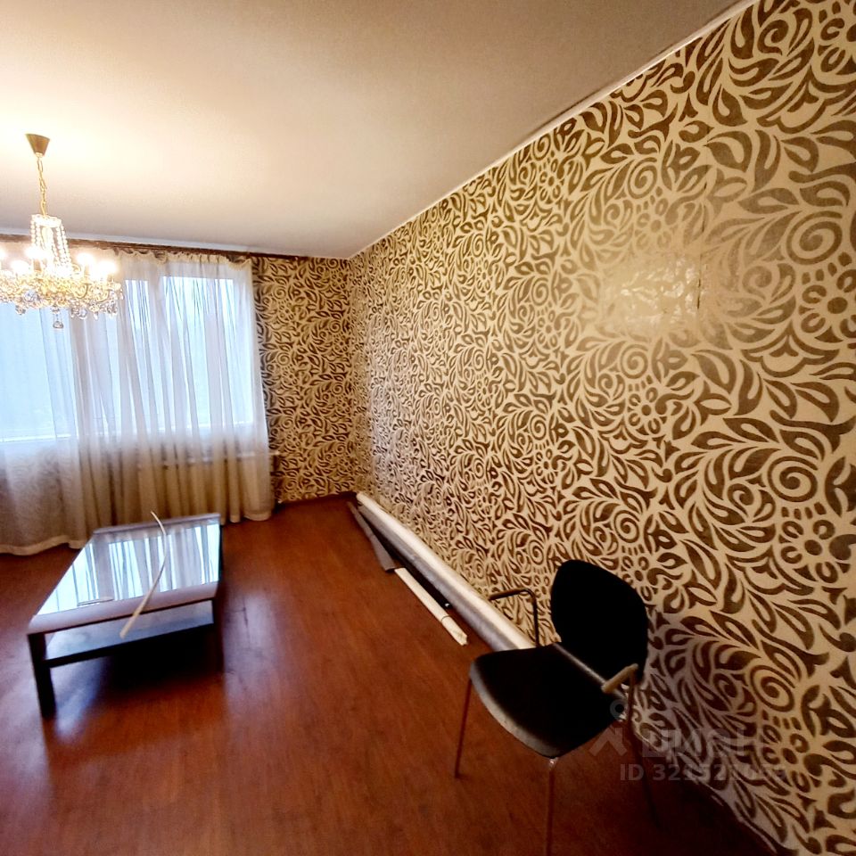 Продажа 4-комн квартиры на вторичном рынке проспект 40 лет Октября, 40