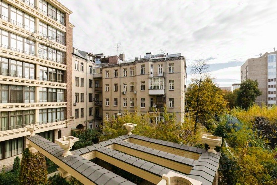 Продажа 4-комн квартиры на вторичном рынке Большой Левшинский переулок, 11