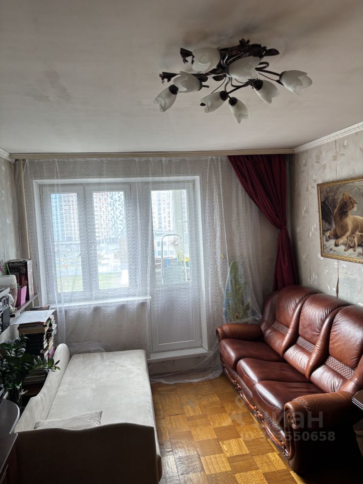 Продажа 2-комн квартиры на вторичном рынке улица Авиаторов, 12