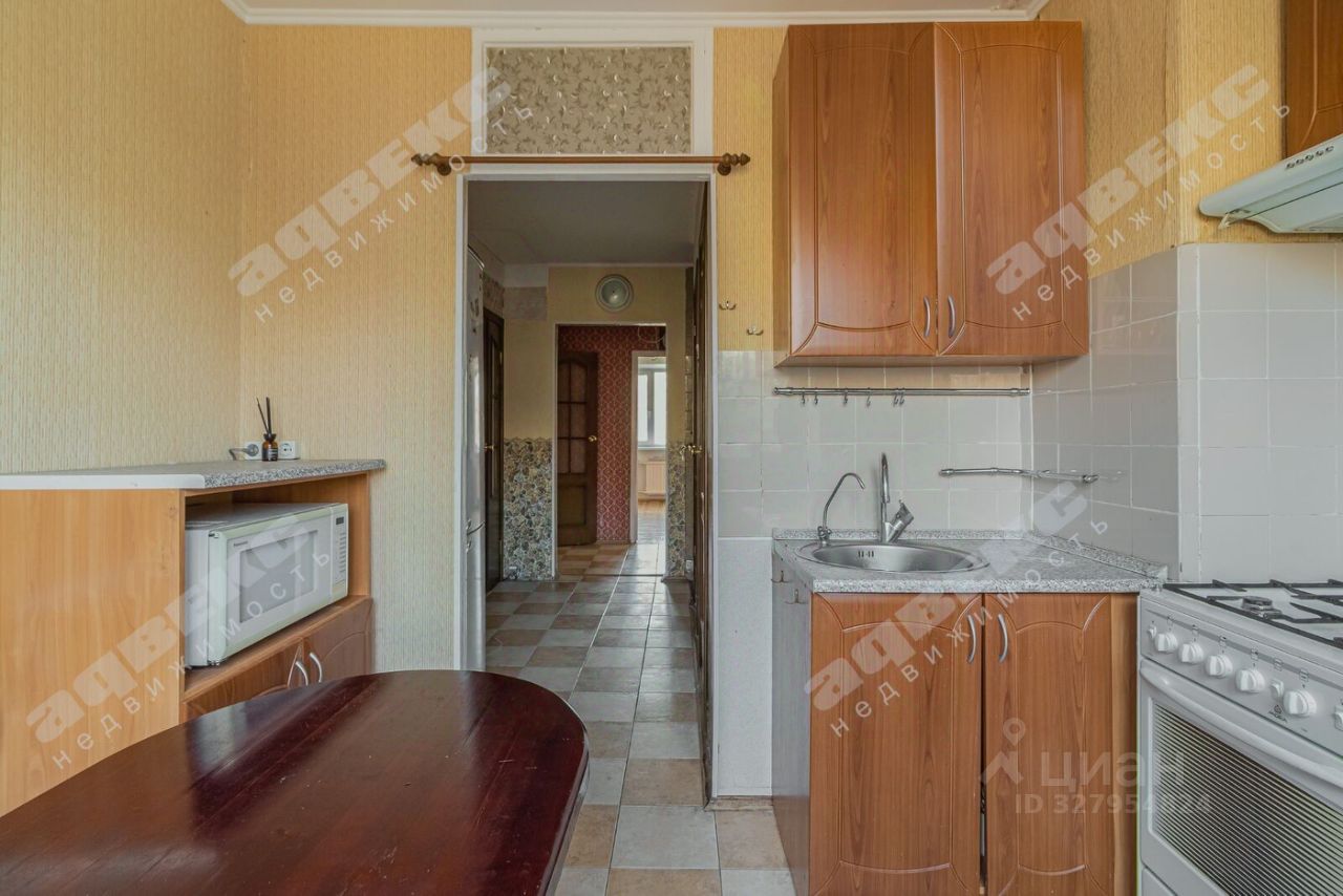 Продажа 3-комн квартиры на вторичном рынке Будапештская улица, 98К1