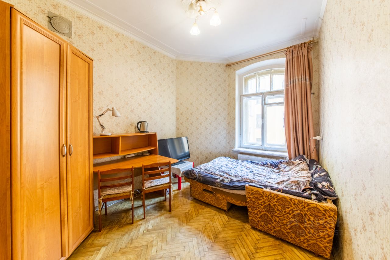 Продажа 4-комн квартиры на вторичном рынке Невский проспект, 156