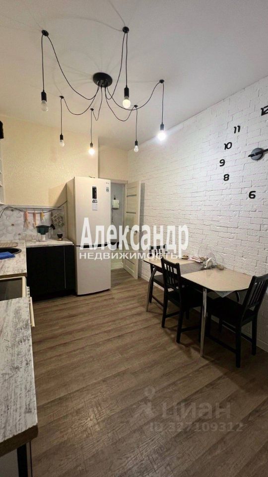 Продажа 2-комн квартиры на вторичном рынке Мурино, улица Шоссе в Лаврики, 89