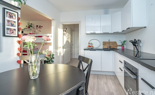 Продажа 2-комн квартиры на вторичном рынке наб Реки Каменки,  д. 19,  к. 1