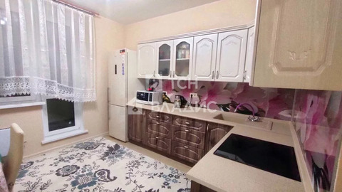 Продажа 2-комн квартиры на вторичном рынке Свердловский, улица Строителей,  д. 3