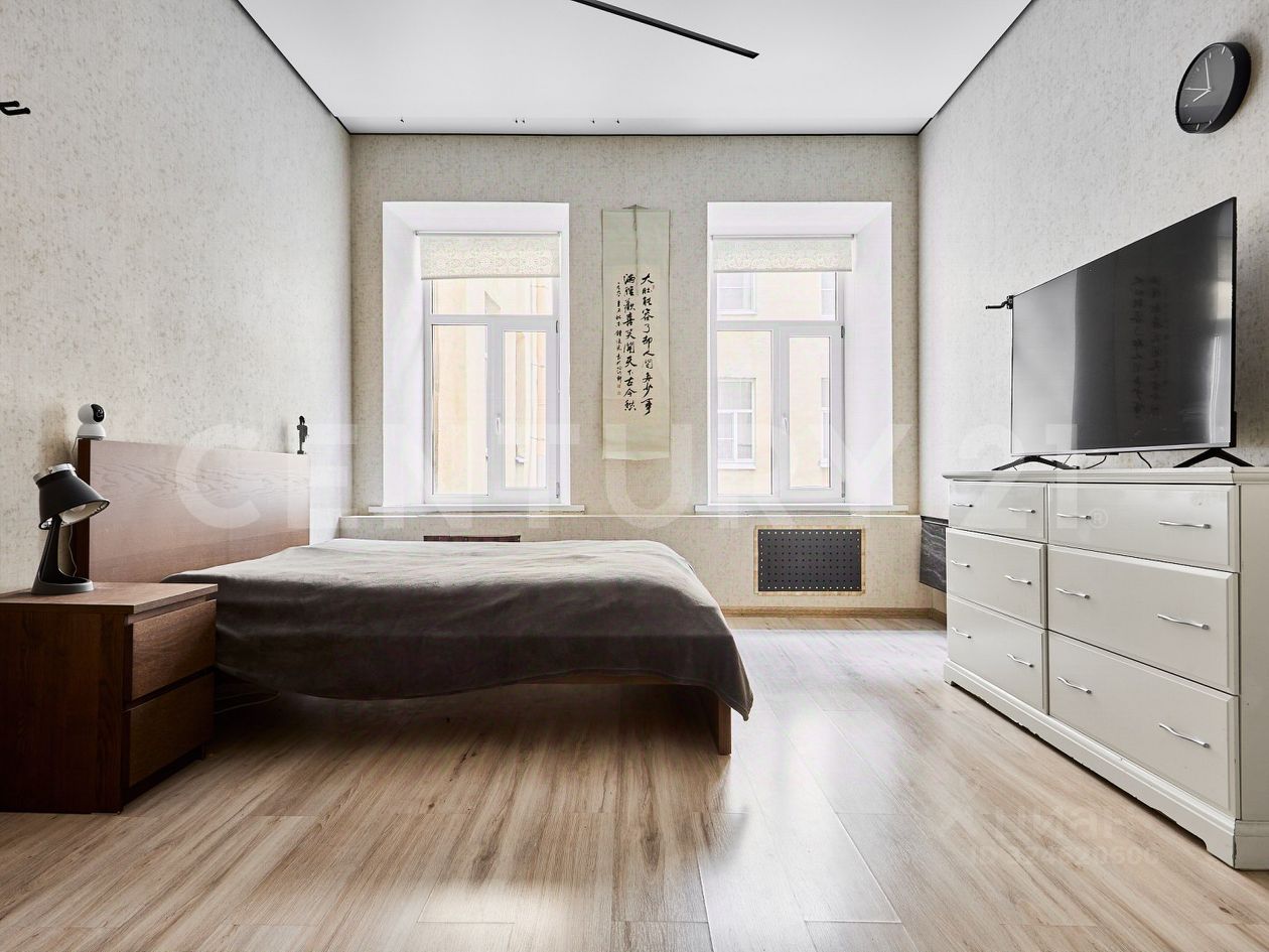 Продажа 3-комн квартиры на вторичном рынке 10-я Васильевского острова линия, 43