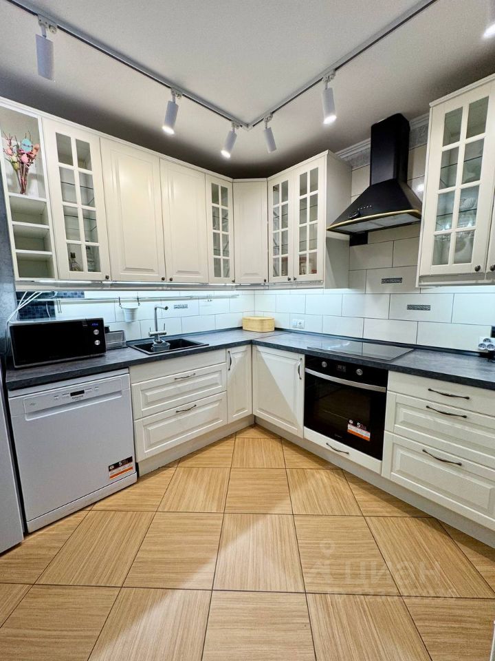 Аренда 2-комн квартиры на вторичном рынке Октябрьская набережная, 126к2