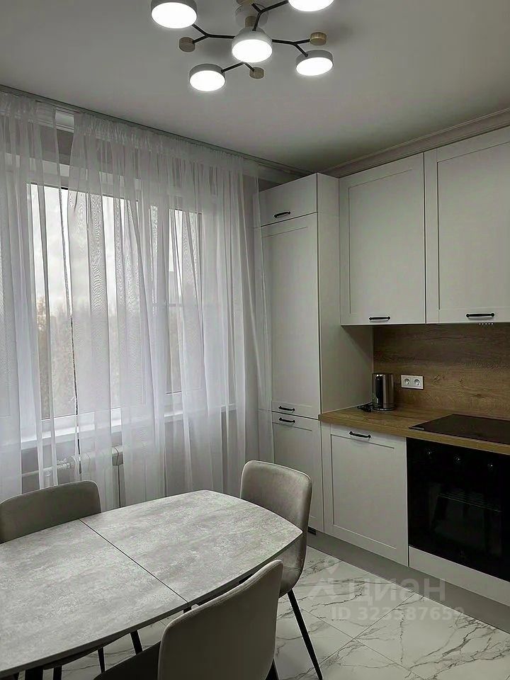 Аренда 2-комн квартиры на вторичном рынке улица Маршала Захарова, 10К2