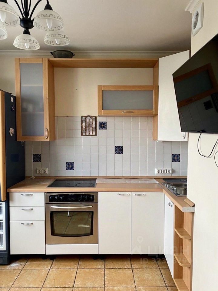 Продажа 2-комн квартиры на вторичном рынке Осенняя улица, 14