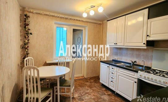 Продажа 3-комн квартиры на вторичном рынке Киришский район, улица Строителей,  д. 18